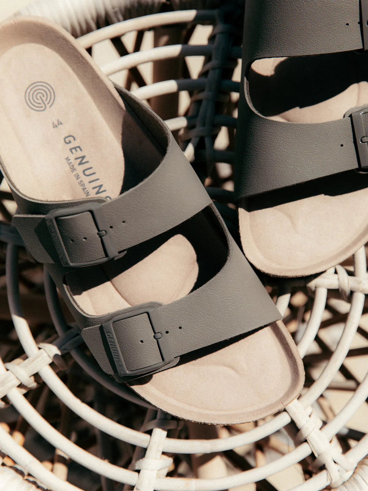Genuins hawaii vegan sandals in grey with straps on a woven surface
